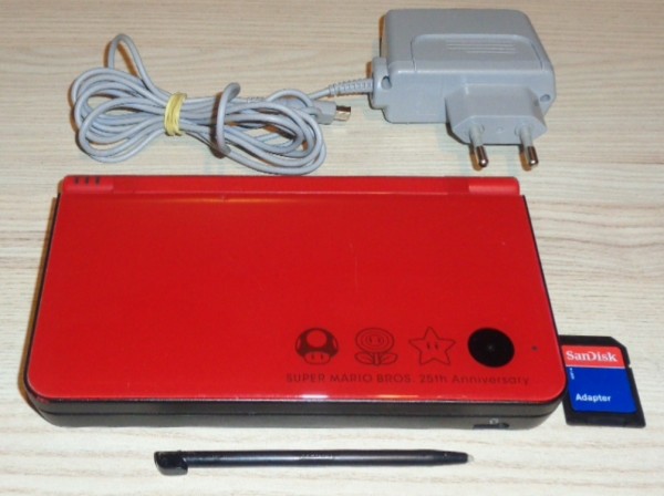 Nintendo DSi XL "Super Mario 25th Anniversary Edition"